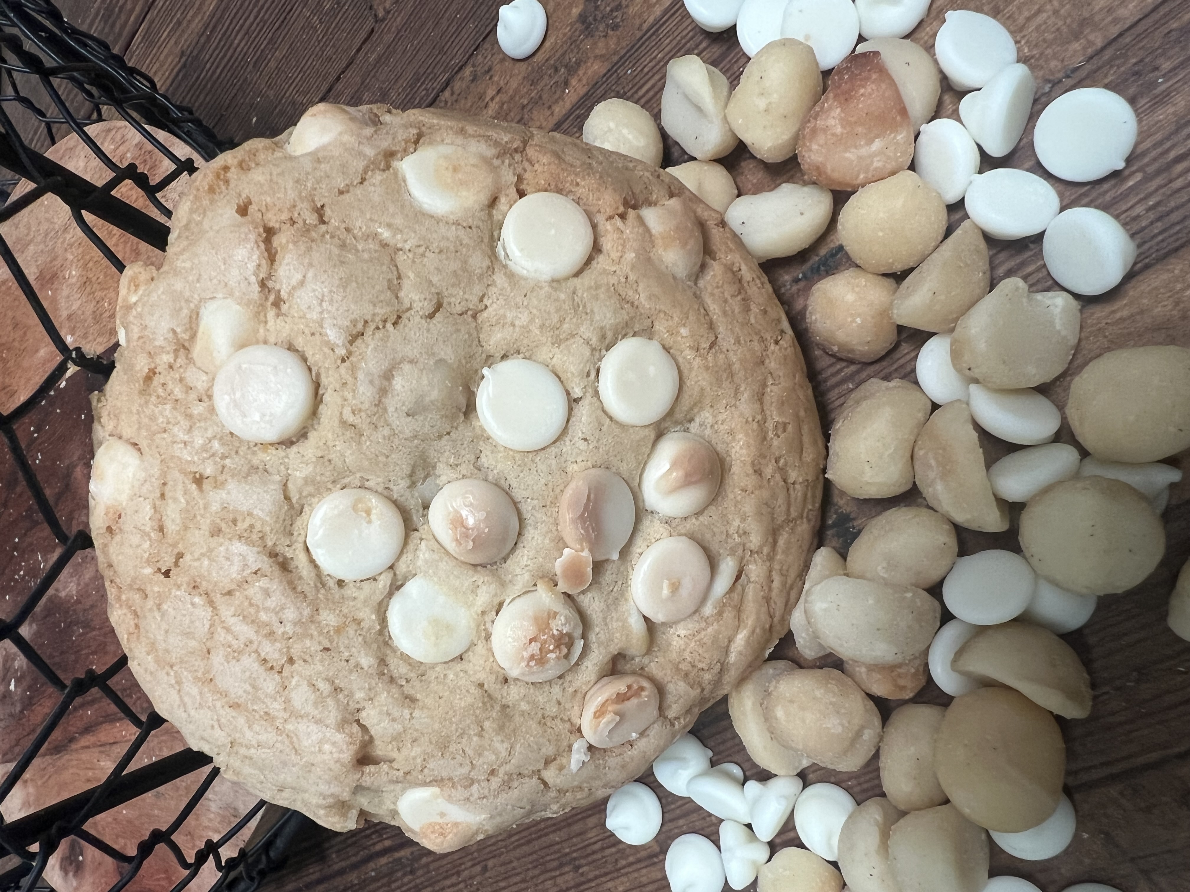 Jumbo White Chocolate Macadamia Nut Cookie (4 oz)